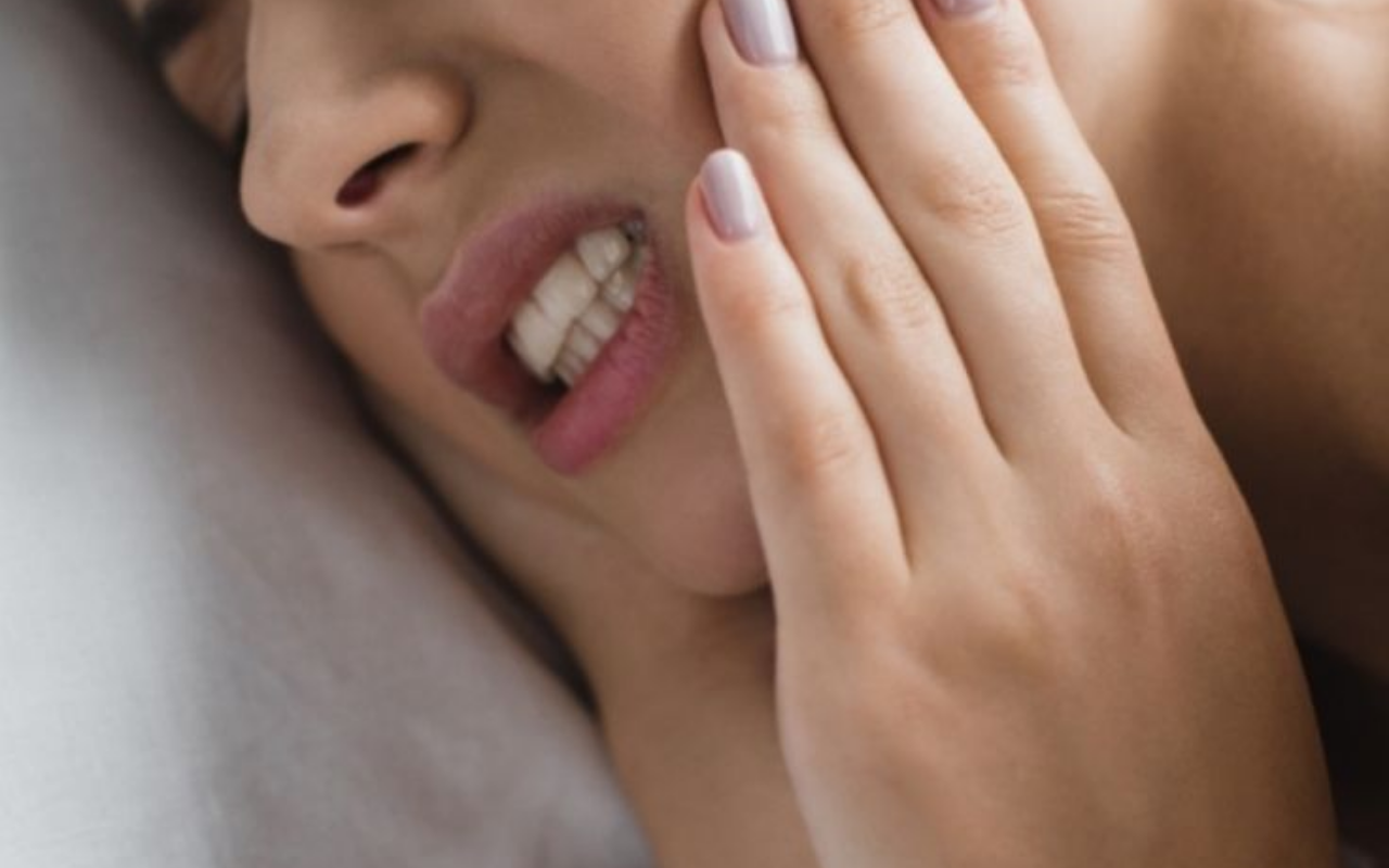 Bruxismo Após os 40: Você Acorda com Dor na Mandíbula? Descubra os Sinais e Como Proteger Seus Dentes