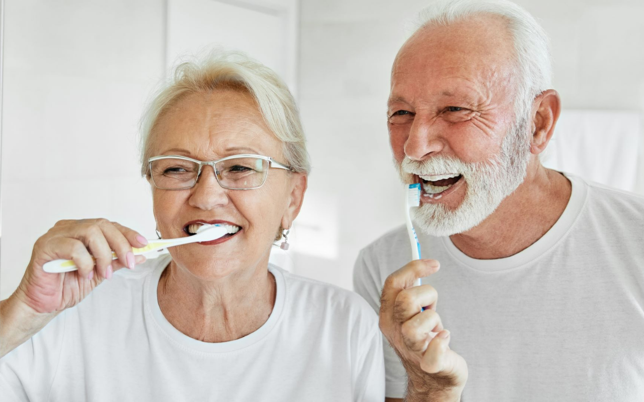 Saúde Bucal e Envelhecimento Saudável: Como Cuidar do Sorriso ao Longo dos Anos